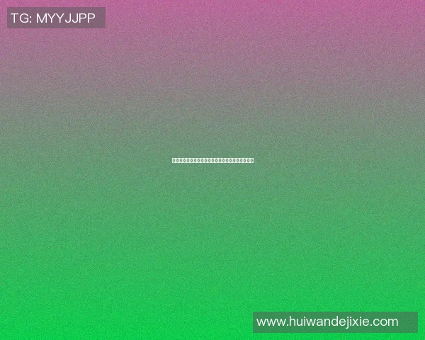 足球明星戴头套与女生合影展现青春活力与运动魅力