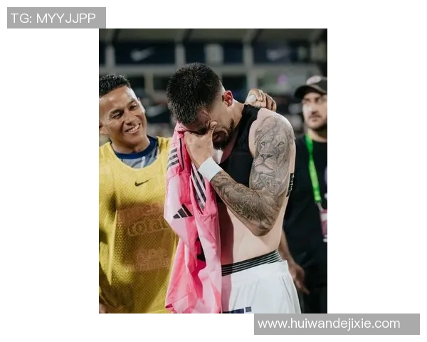 球迷疯狂冲入赛场竟然抢走C罗球衣引发热议